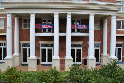 Front entrace to the Inn at Ole Miss building